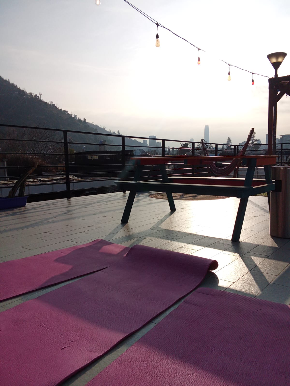 Rooftop Guanako Hostel preparado para yoga