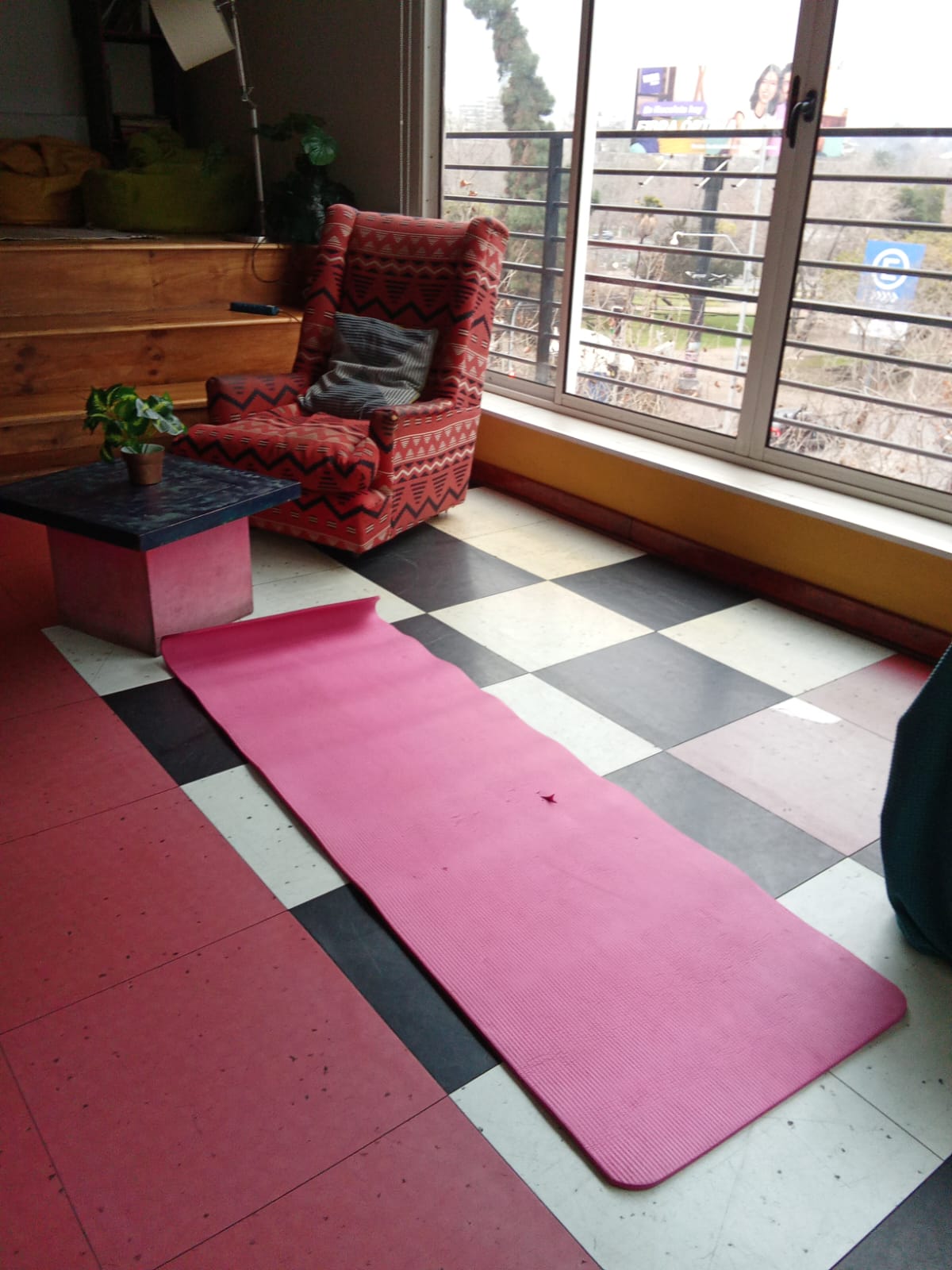 Espacio interior de Guanako Hostel con mat de yoga