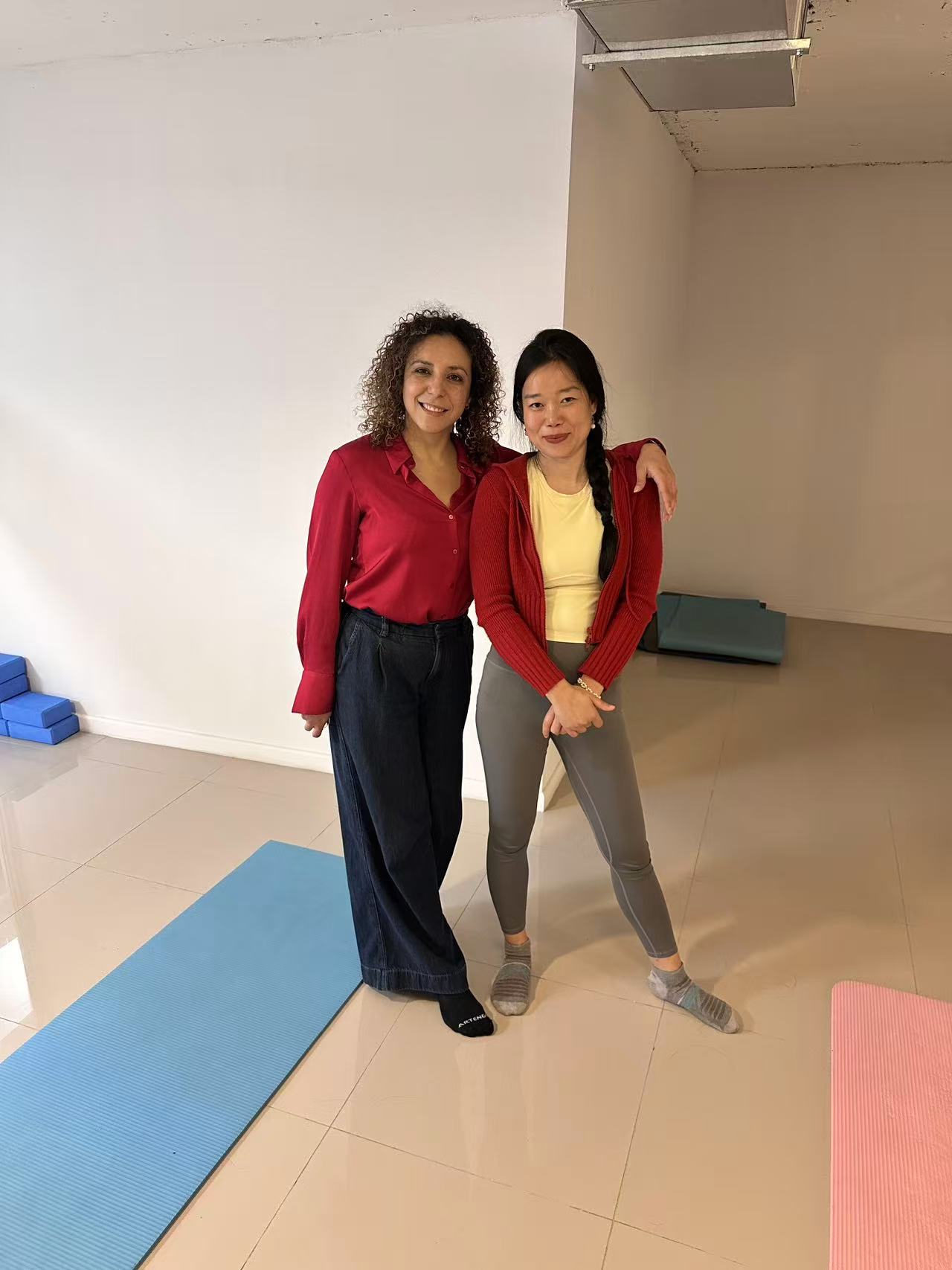 Lihua Xie junto a una alumna en Minmay Yoga