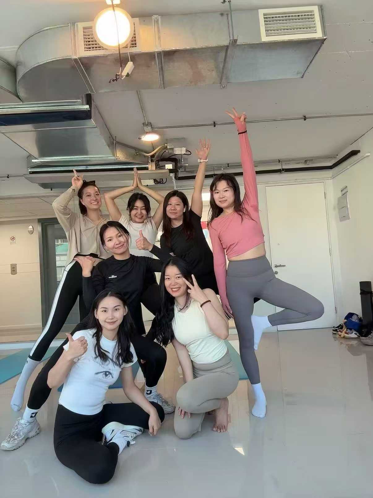Grupo de alumnas después de una clase